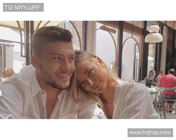 国足球星太太的时尚之路与家庭背后的默默付出揭秘